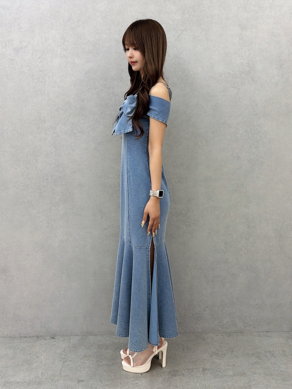 ブルー系のワンピース、ホワイト系のサンダルを着用したレディースの春コーディネートの3枚目の写真