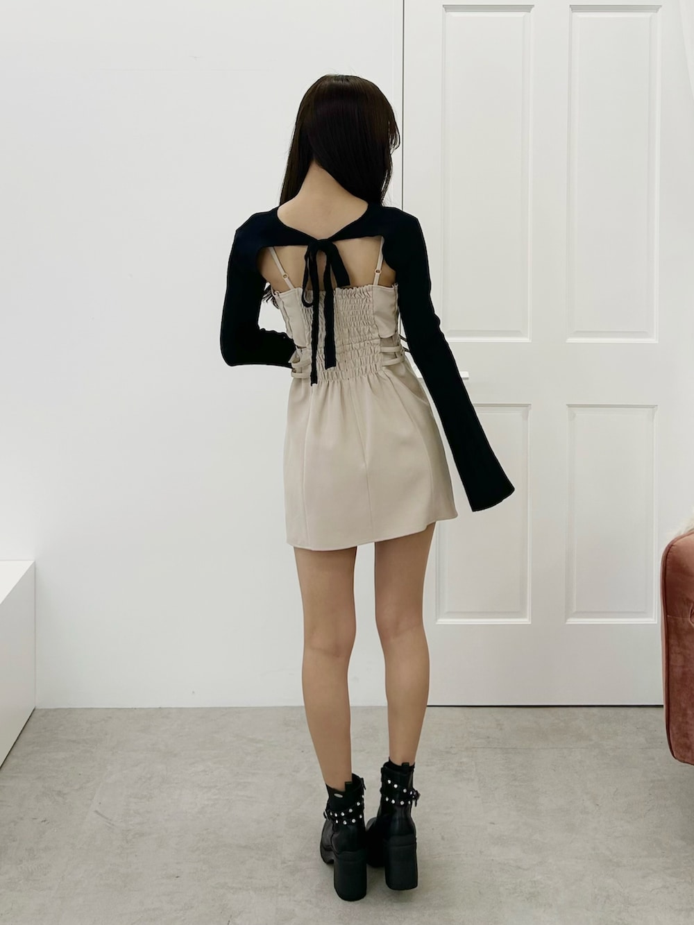 ベージュ系のワンピース、ブラック系のブーツを着用したレディースの夏コーディネートの3枚目の写真