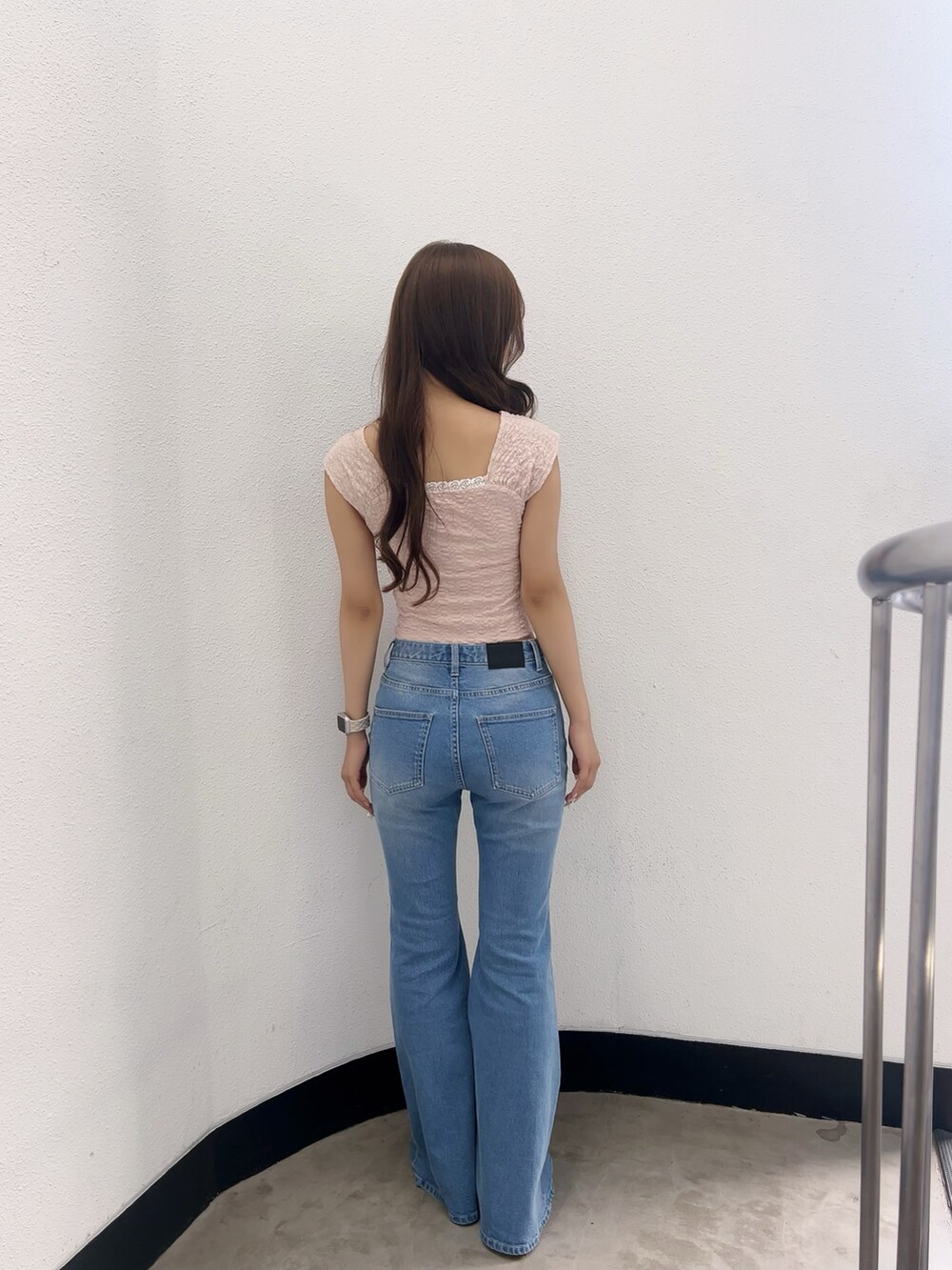ブルー系のデニムパンツ、ピンク系のTシャツ/カットソーを着用したレディースの夏コーディネートの3枚目の写真