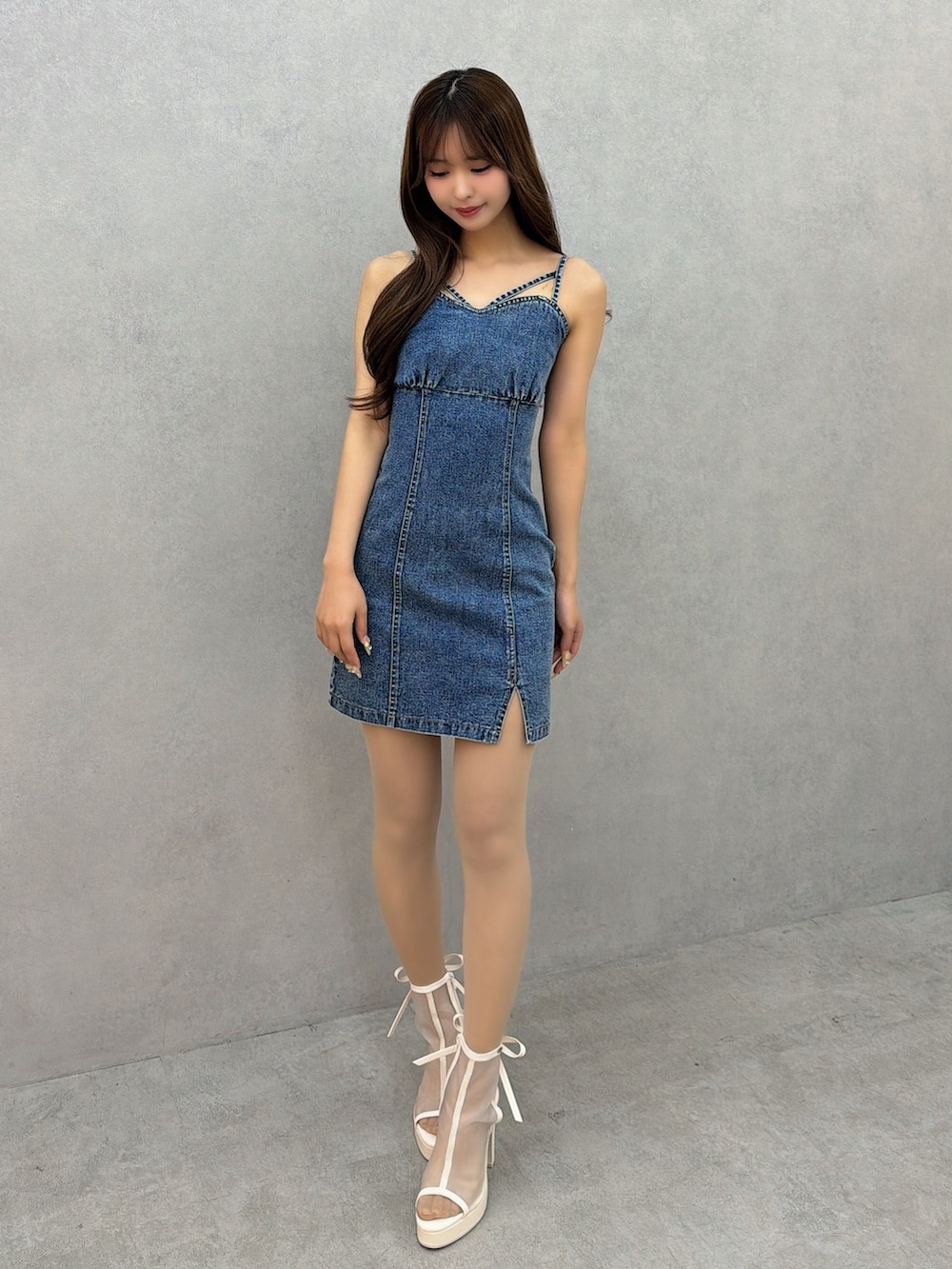 ブルー系のワンピース、ホワイト系のサンダルを着用したレディースの春コーディネートの5枚目の写真