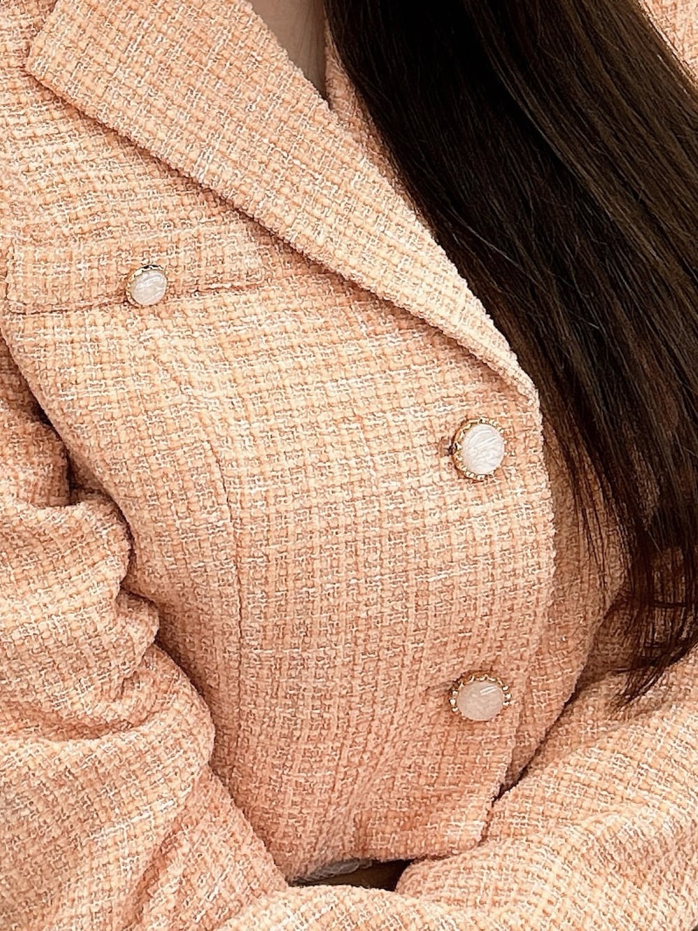 オレンジ系のスカート、オレンジ系のテーラードジャケット、ホワイト系のブーツを着用したレディースの秋コーディネートの6枚目の写真