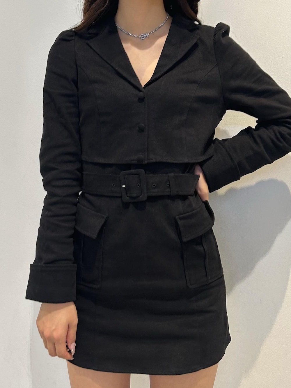 ブラック系のブーツ、ベージュ系のショルダーバッグ、ブラック系のワンピースを着用したレディースの冬コーディネートの4枚目の写真