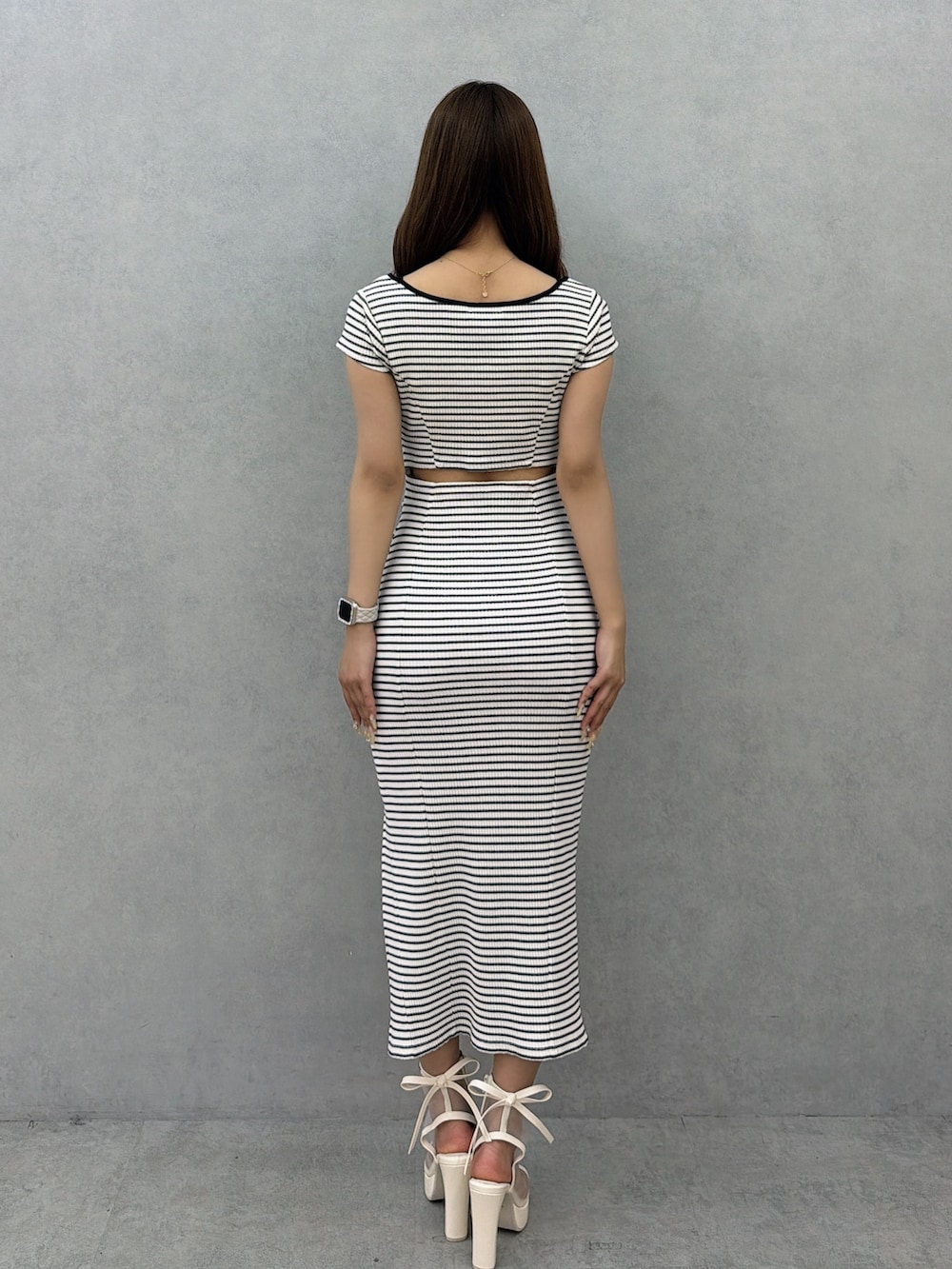 その他のワンピース、ホワイト系のサンダルを着用したレディースの春コーディネートの4枚目の写真