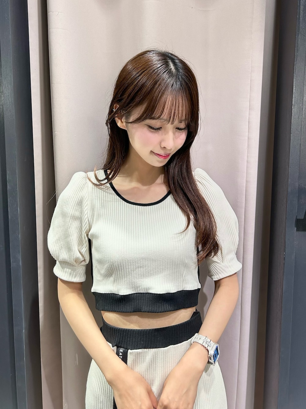 ホワイト系のTシャツ/カットソー、ホワイト系のスカート、ブラック系のハンドバッグを着用したレディースの夏コーディネートの5枚目の写真