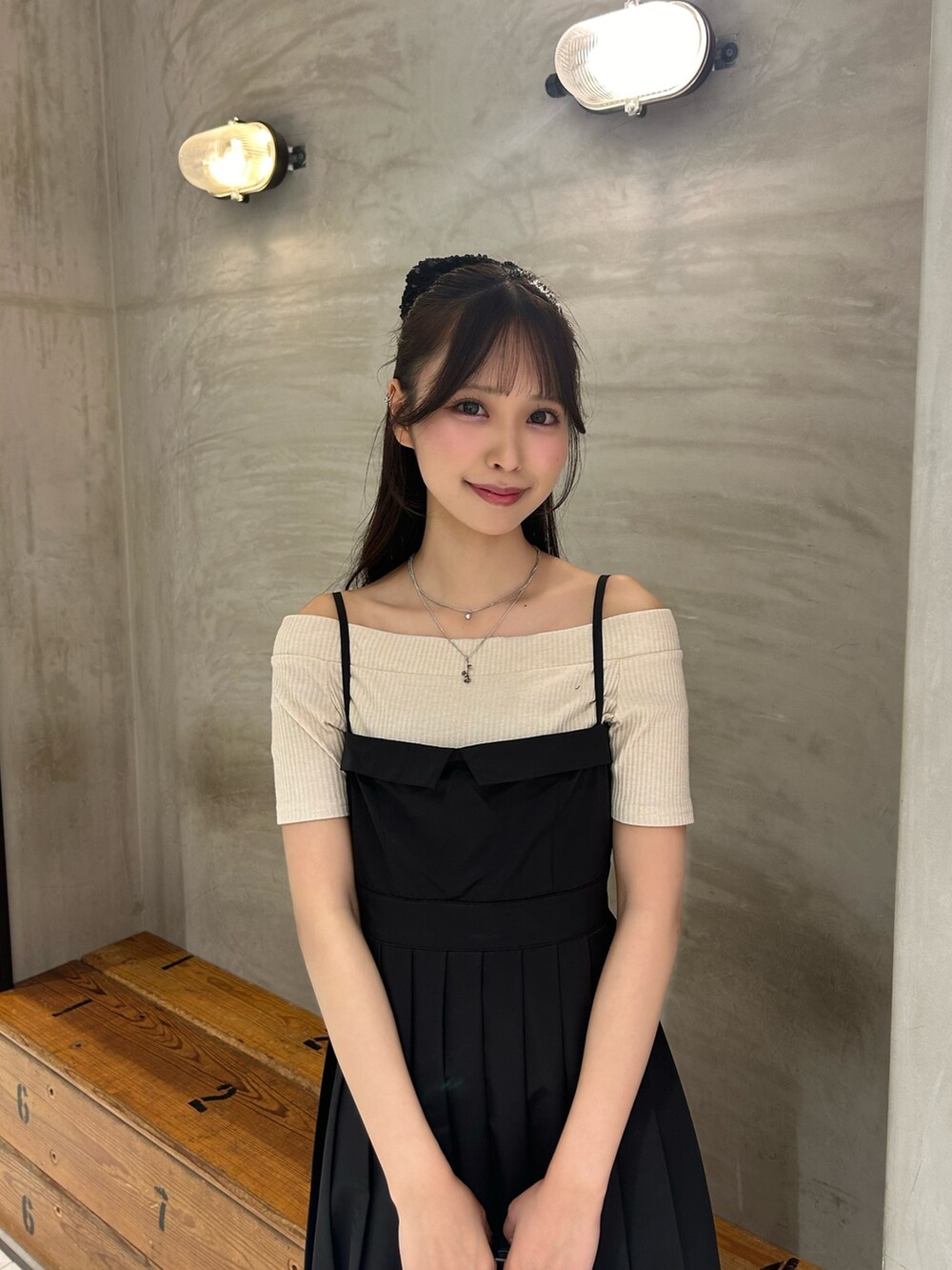 ブラック系のワンピース、ホワイト系のショルダーバッグ、ブラック系のサンダルを着用したレディースの春コーディネートの4枚目の写真