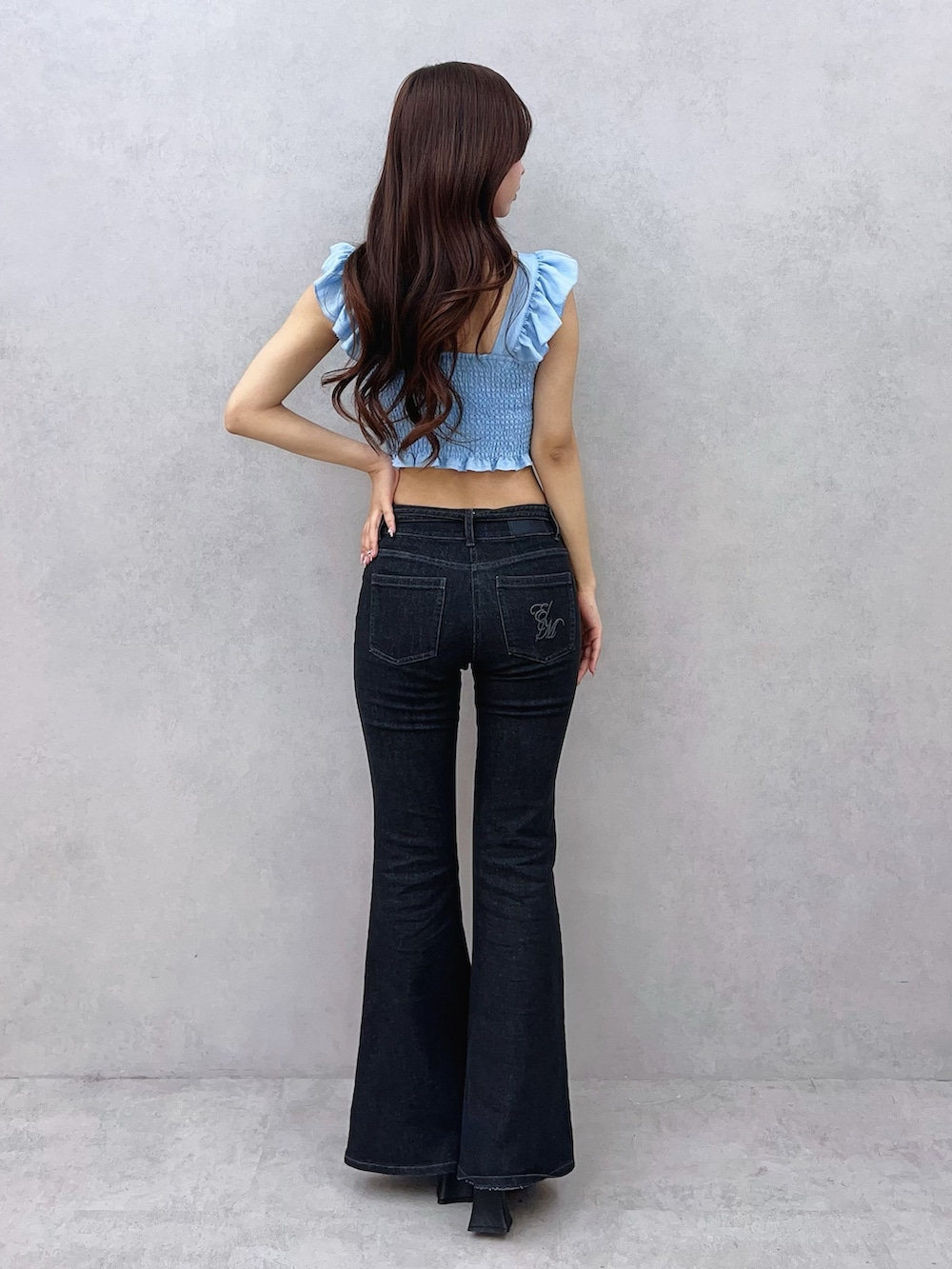 ブルー系のシャツ/ブラウス、ブラック系のデニムパンツ、ブラック系のサンダルを着用したレディースの春コーディネートの3枚目の写真