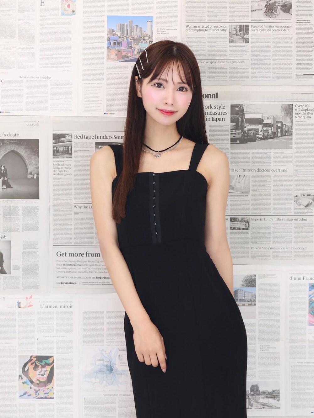 ブラック系のワンピース、ブラック系のパンプス、シルバー系のネックレスを着用したレディースの夏コーディネートの6枚目の写真
