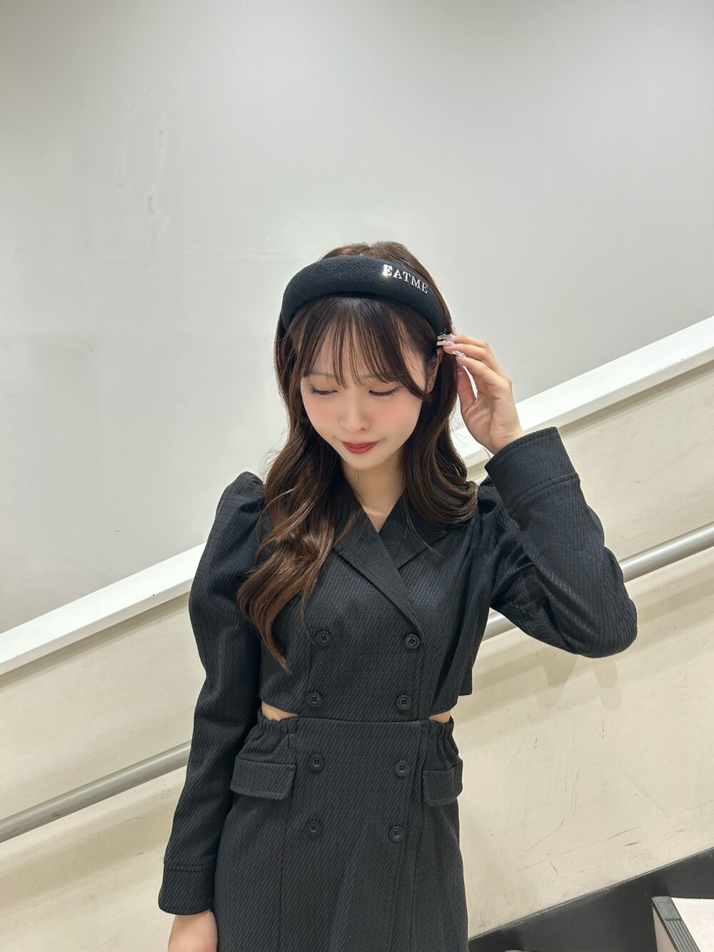 ホワイト系のショルダーバッグ、ブラック系のブーツ、ブラック系のワンピースを着用したレディースの秋コーディネートの3枚目の写真