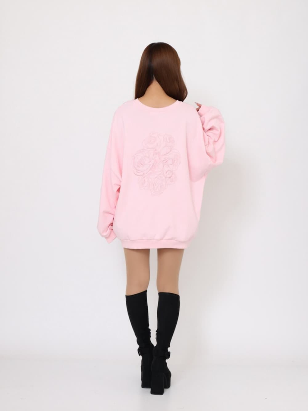 ブラック系のブーツ、ホワイト系のその他パンツ、ピンク系のスウェットを着用したレディースの秋コーディネートの4枚目の写真