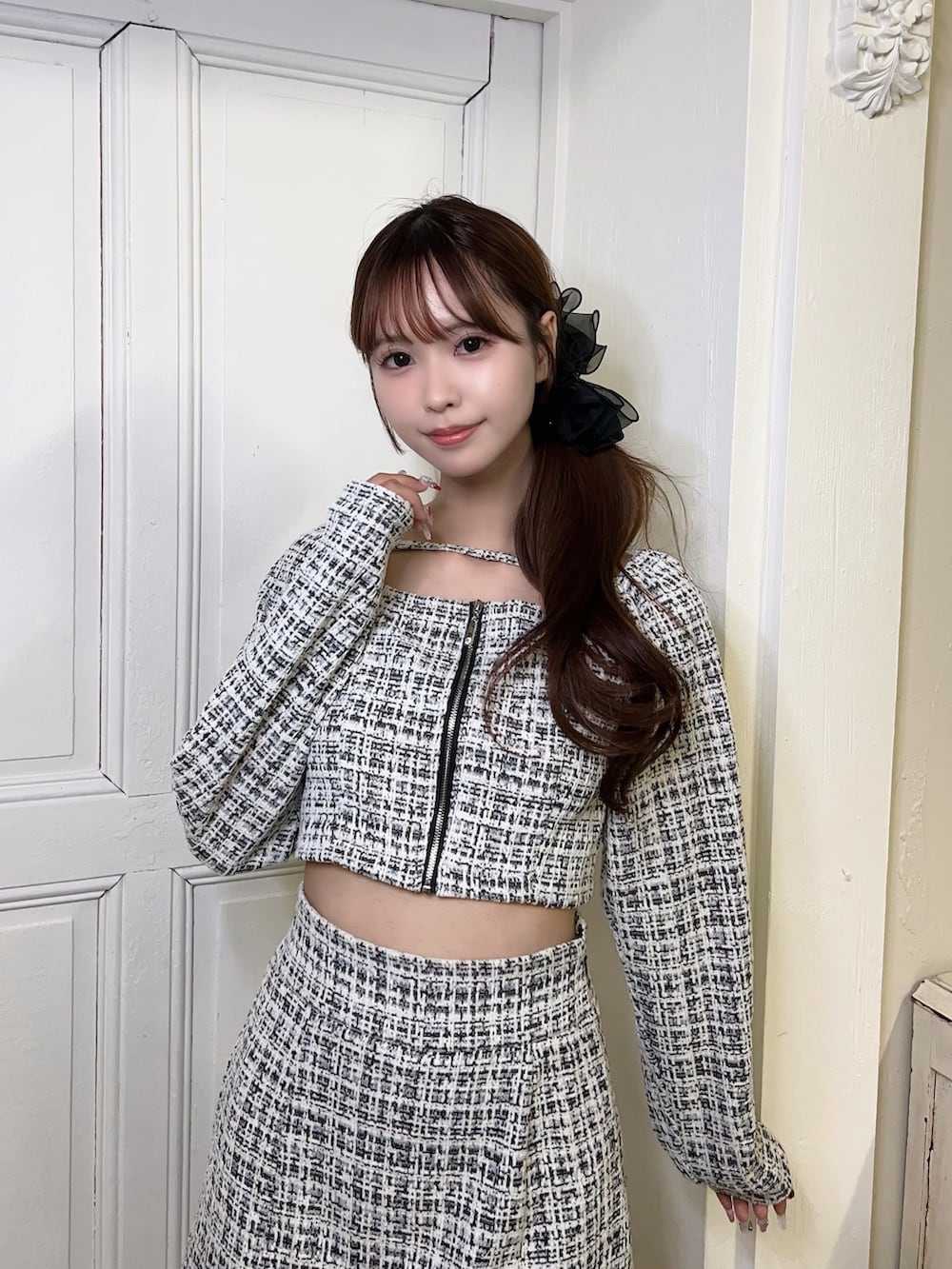 ブラック系のスカート、ブラック系のシャツ/ブラウス、ブラック系のブーツを着用したレディースの春コーディネートの6枚目の写真