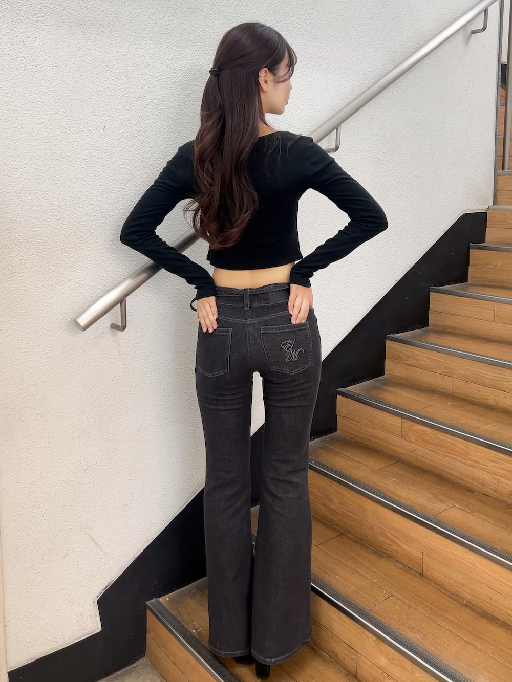 ブラック系のTシャツ/カットソー、ブラック系のデニムパンツ、ブラック系のサンダルを着用したレディースの春コーディネートの3枚目の写真