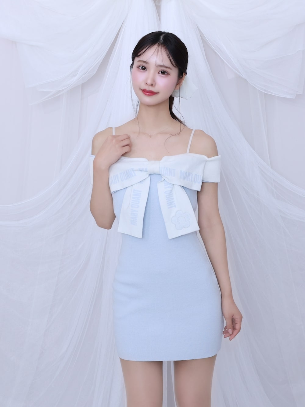 ブルー系のワンピース、ブルー系のパンプスを着用したレディースの春コーディネートの5枚目の写真