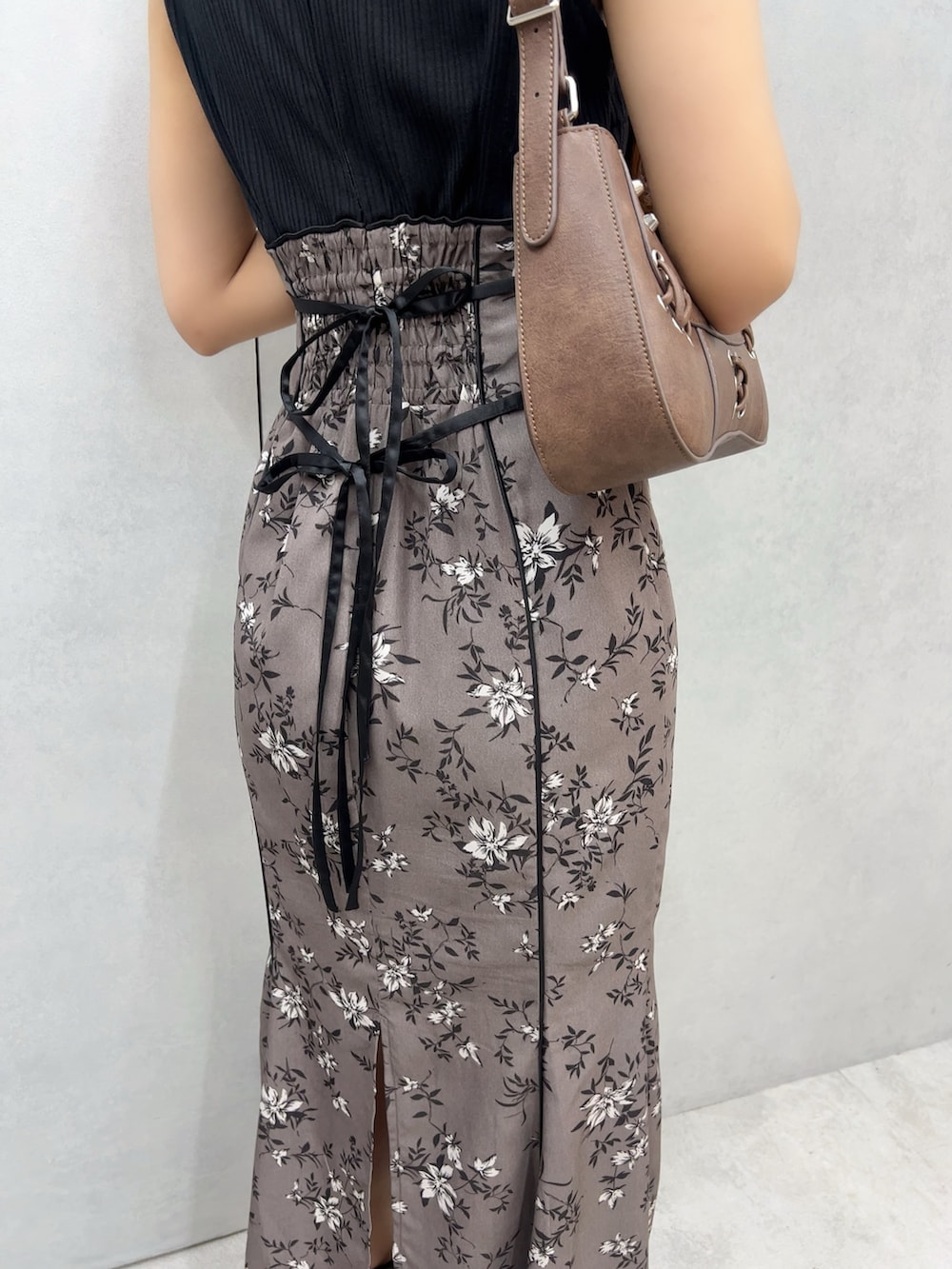 ブラウン系のワンピース、ブラウン系のサンダル、ブラウン系のショルダーバッグを着用したレディースの夏コーディネートの4枚目の写真