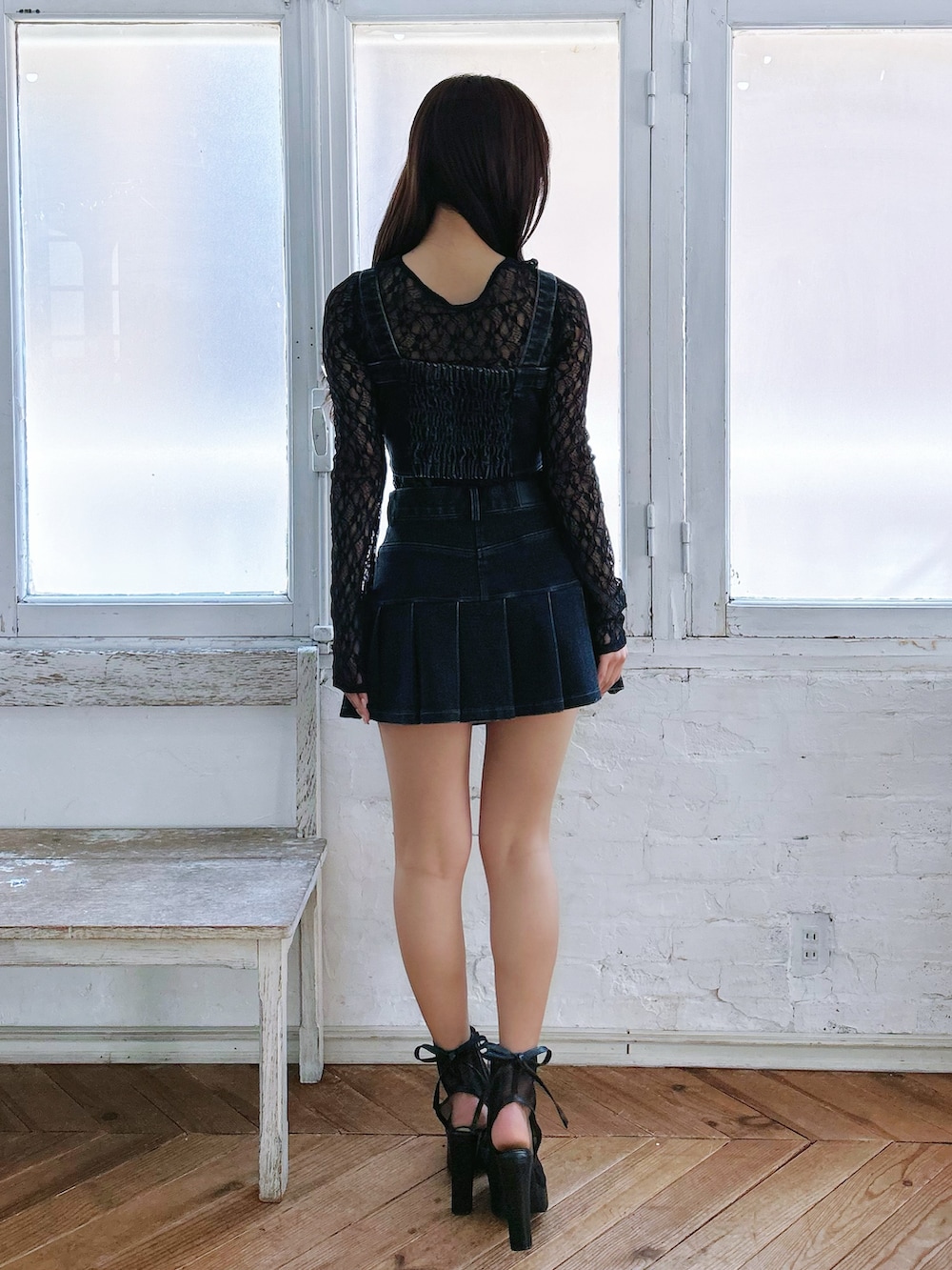 ブラック系のキャミソール、ブラック系のデニムスカート、ブラック系のTシャツ/カットソーを着用したレディースの春コーディネートの3枚目の写真