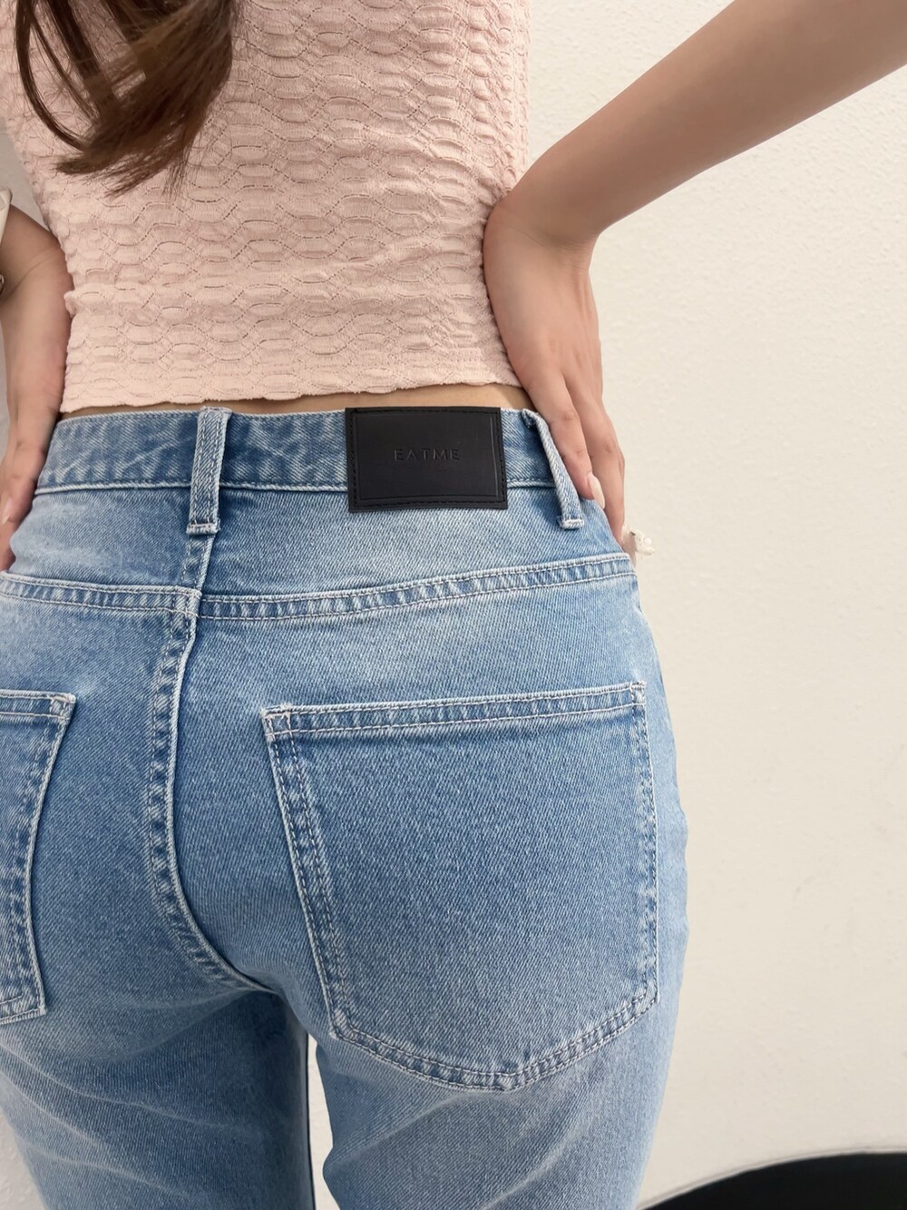 ブルー系のデニムパンツ、ピンク系のTシャツ/カットソーを着用したレディースの夏コーディネートの9枚目の写真
