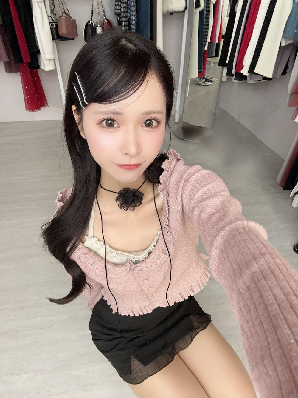 ピンク系のTシャツ/カットソー、ブラック系のスカート、ブラック系のパンプスを着用したレディースの冬コーディネートの4枚目の写真