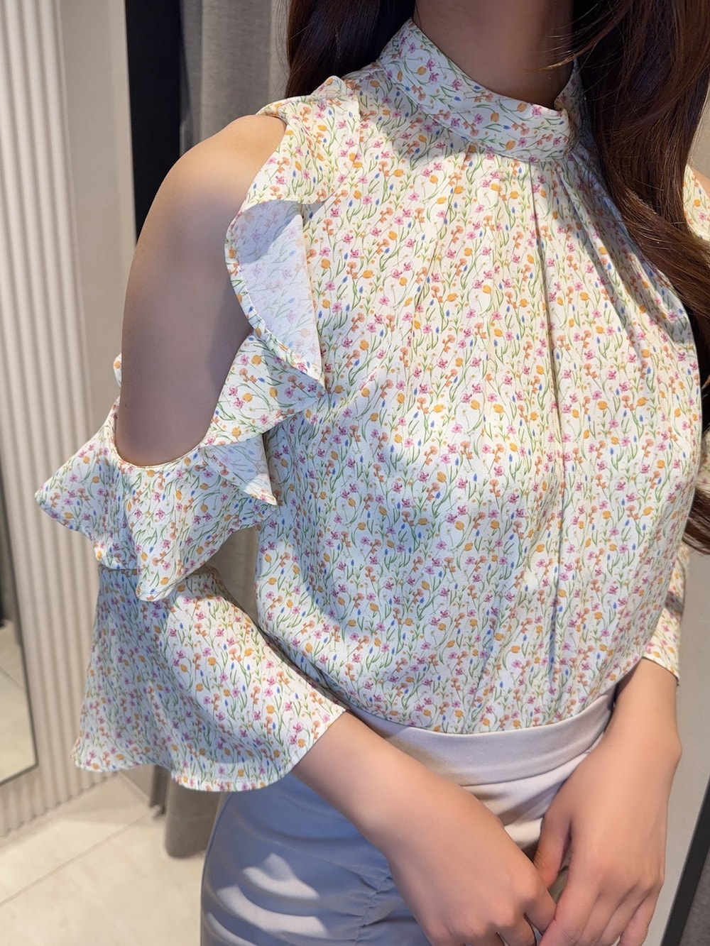 グレー系のスカート、イエロー系のシャツ/ブラウス、ホワイト系のブーツを着用したレディースの春コーディネートの7枚目の写真