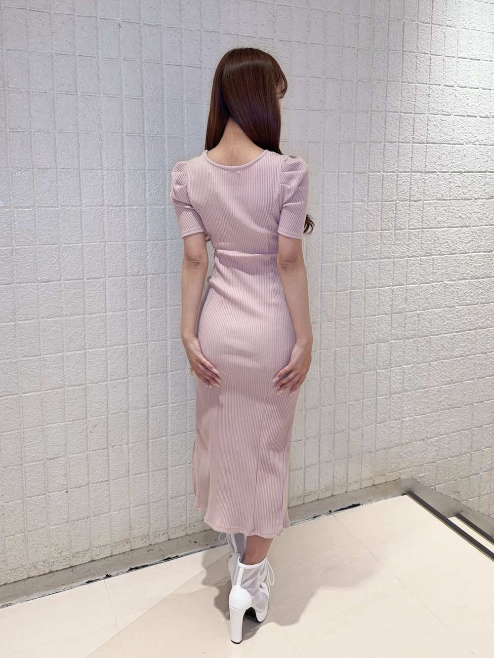 ピンク系のワンピース、ホワイト系のブーツを着用したレディースの春コーディネートの4枚目の写真