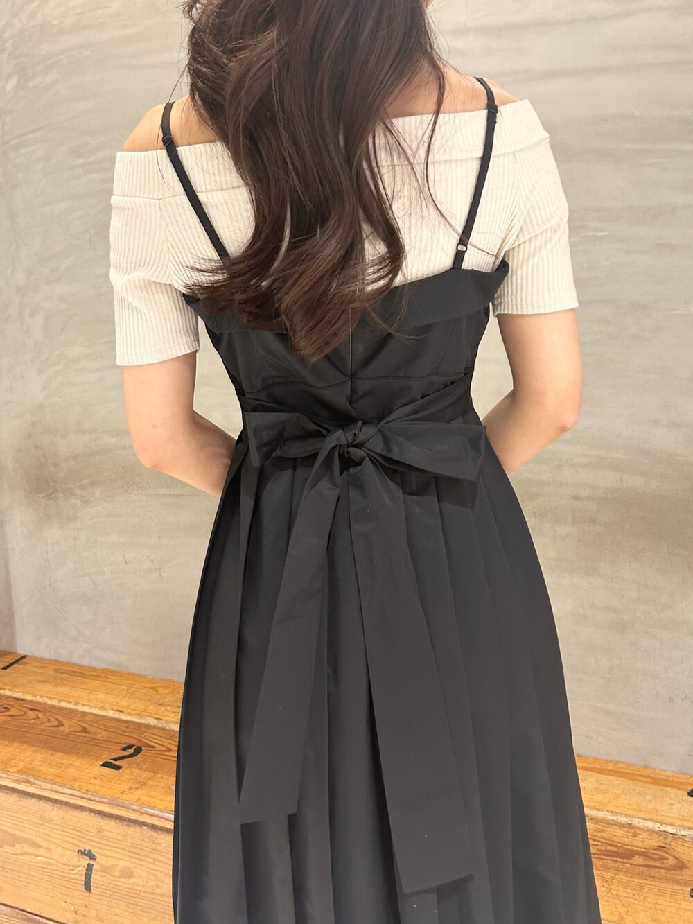 ブラック系のワンピース、ホワイト系のショルダーバッグ、ブラック系のサンダルを着用したレディースの春コーディネートの5枚目の写真