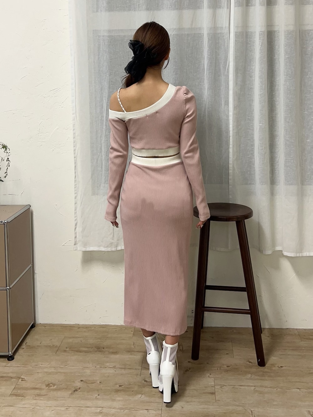 ピンク系のスカート、ピンク系のTシャツ/カットソー、ホワイト系のブーツを着用したレディースの冬コーディネートの4枚目の写真