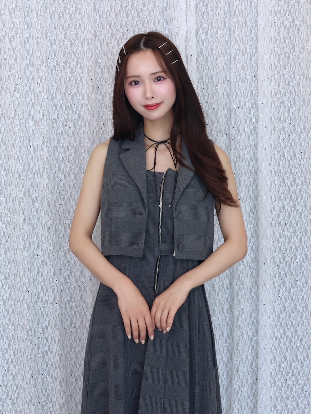 その他のテーラードジャケット、その他のワンピース、ブラック系のブーツを着用したレディースの夏コーディネートの7枚目の写真