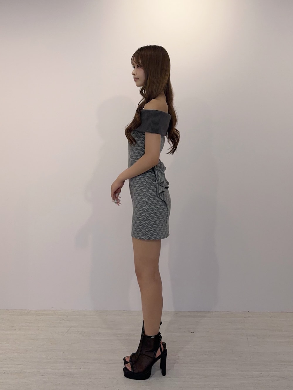 グレー系のワンピース、ブラック系のサンダルを着用したレディースの夏コーディネートの3枚目の写真