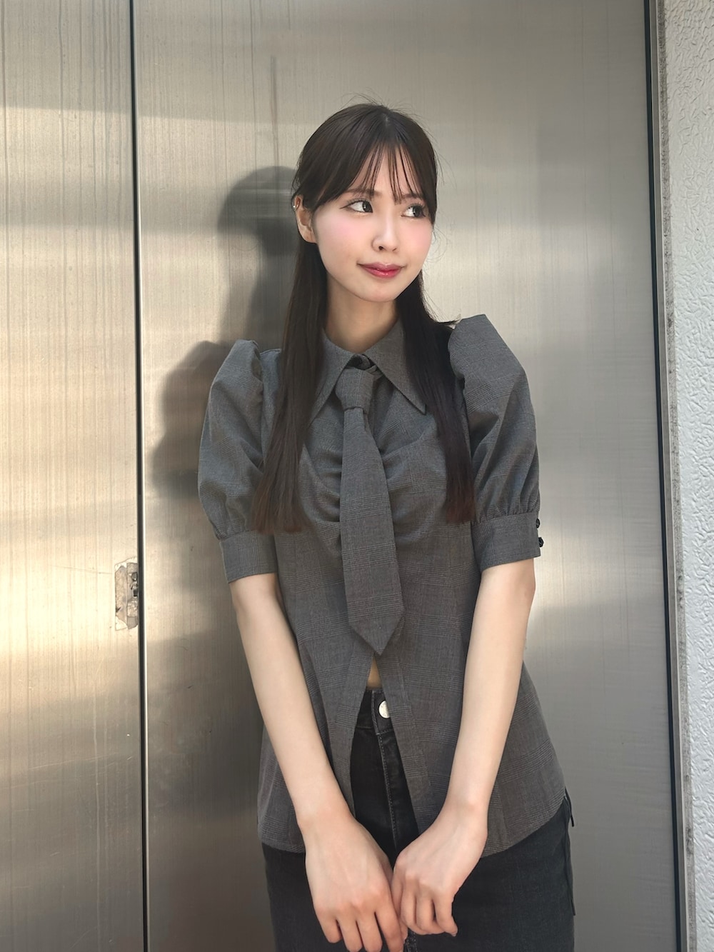 グレー系のシャツ/ブラウス、ブラック系のデニムスカート、ブラック系のローファーを着用したレディースの秋コーディネートの5枚目の写真