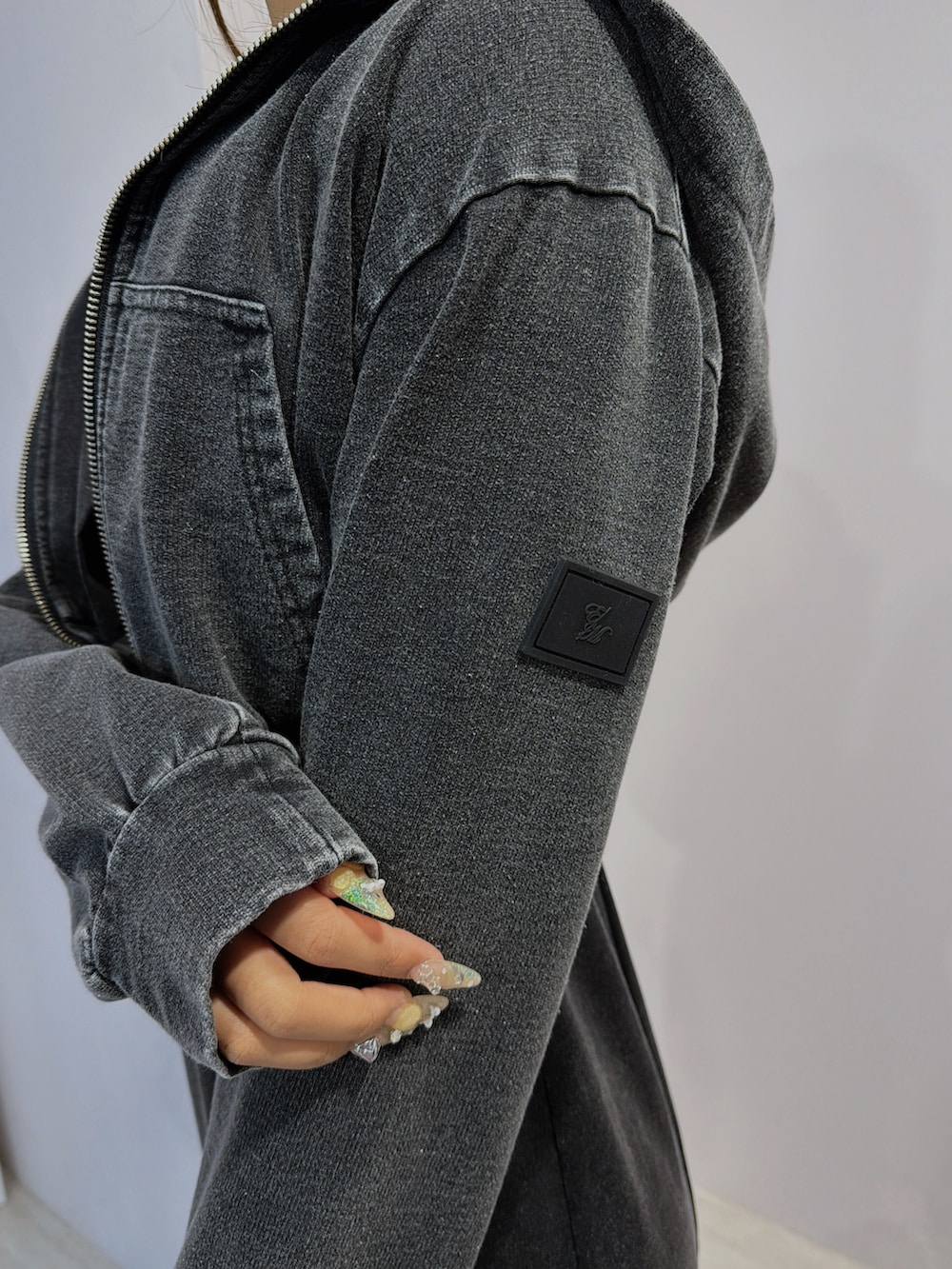 ブラック系のワンピース、ブラック系のパーカー、ホワイト系のサンダルを着用したレディースの春コーディネートの5枚目の写真