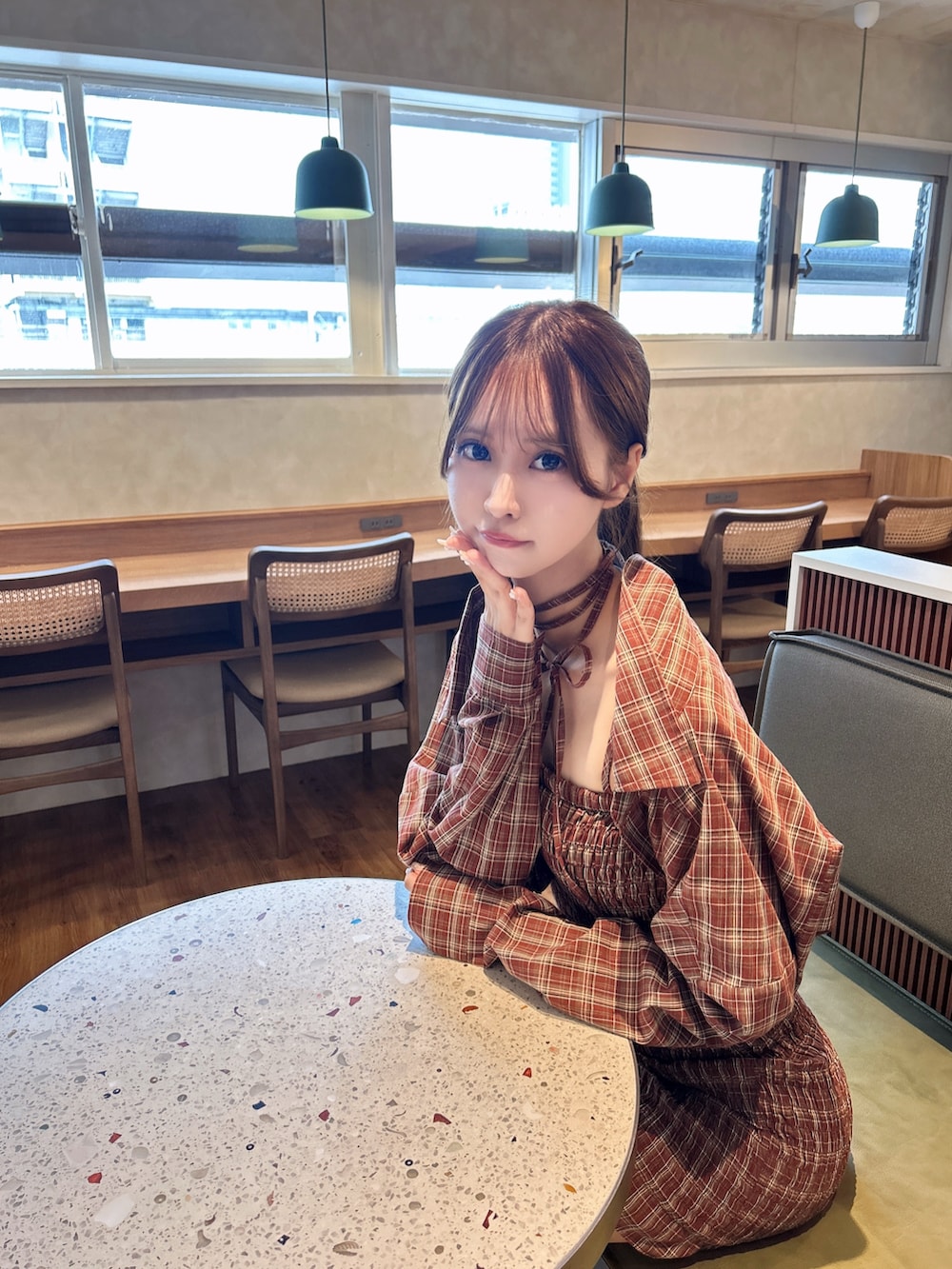 レッド系のワンピース、ブラック系のサンダルを着用したレディースの秋コーディネートの9枚目の写真
