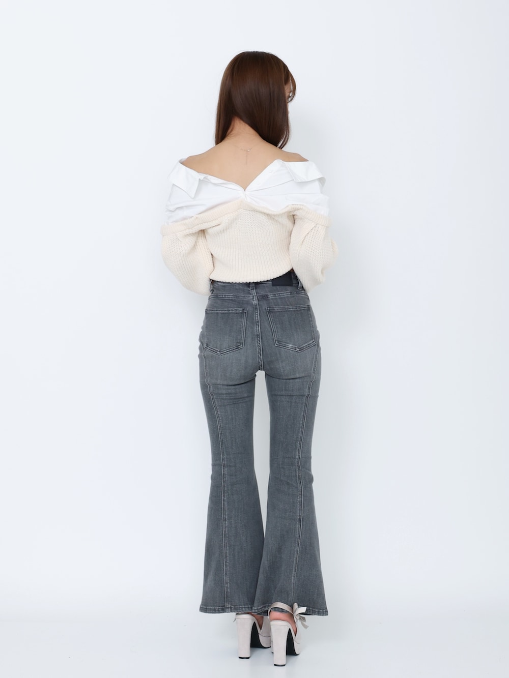 ホワイト系のシャツ/ブラウス、ブラック系のデニムパンツを着用したレディースの冬コーディネートの4枚目の写真