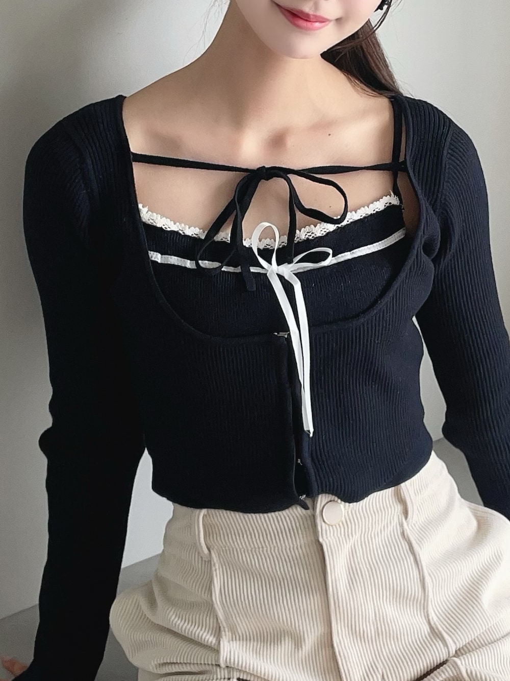 ホワイト系のその他パンツ、ブラック系のニット/セーター、ブラック系のブーツを着用したレディースの秋コーディネートの7枚目の写真