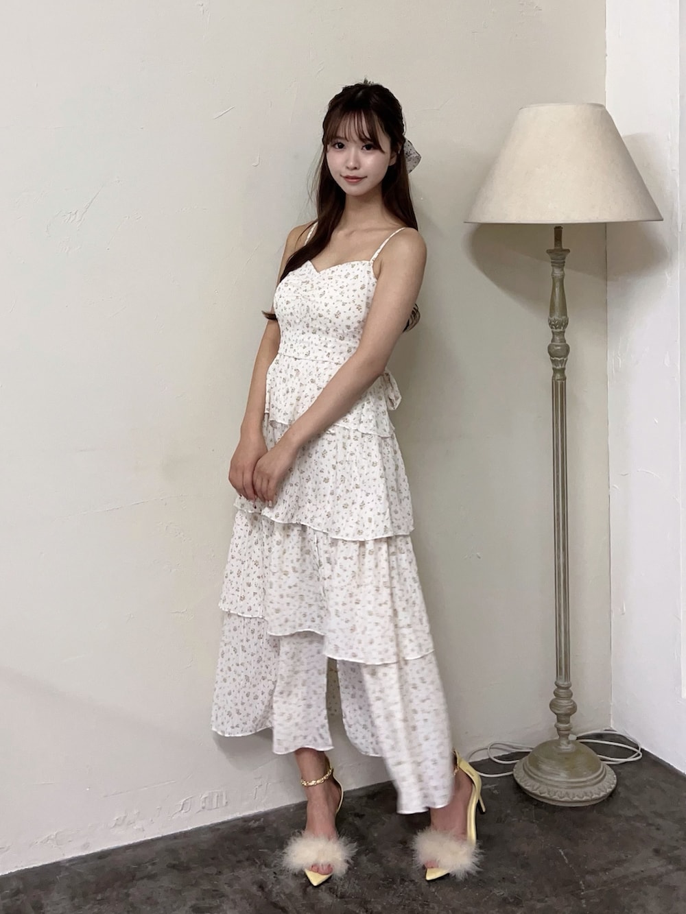 ホワイト系のワンピース、ホワイト系のTシャツ/カットソー、イエロー系のサンダルを着用したレディースの春コーディネートの6枚目の写真