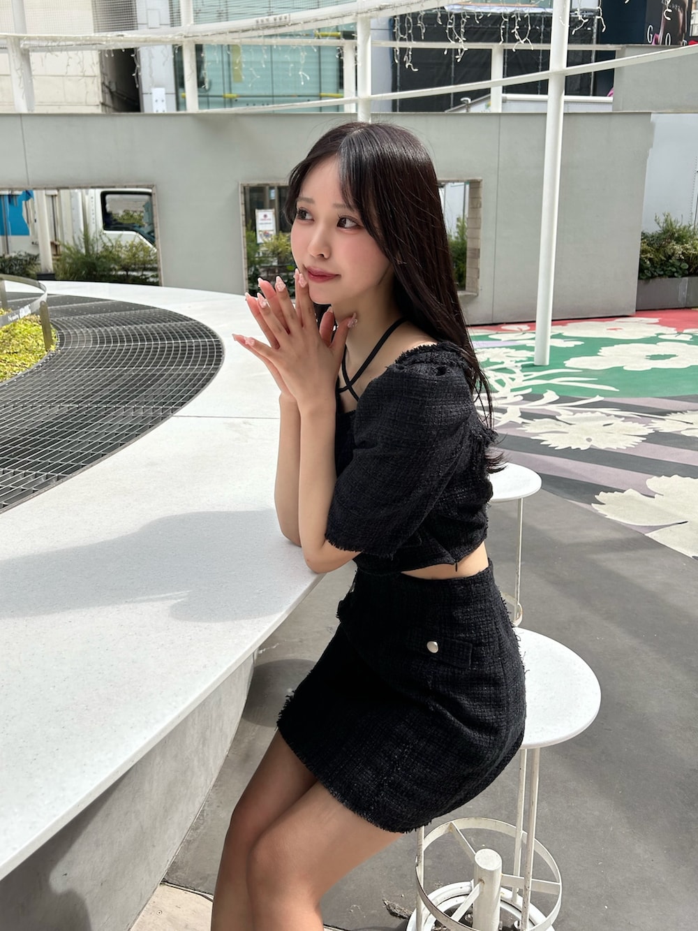 ブラック系のシャツ/ブラウス、ブラック系のスカート、ブラック系のサンダルを着用したレディースの春コーディネートの2枚目の写真