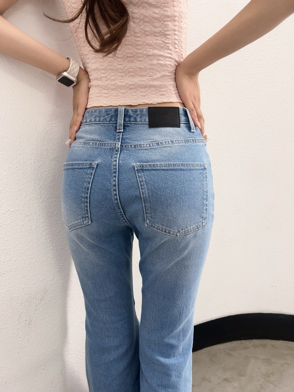 ブルー系のデニムパンツ、ピンク系のTシャツ/カットソーを着用したレディースの夏コーディネートの10枚目の写真