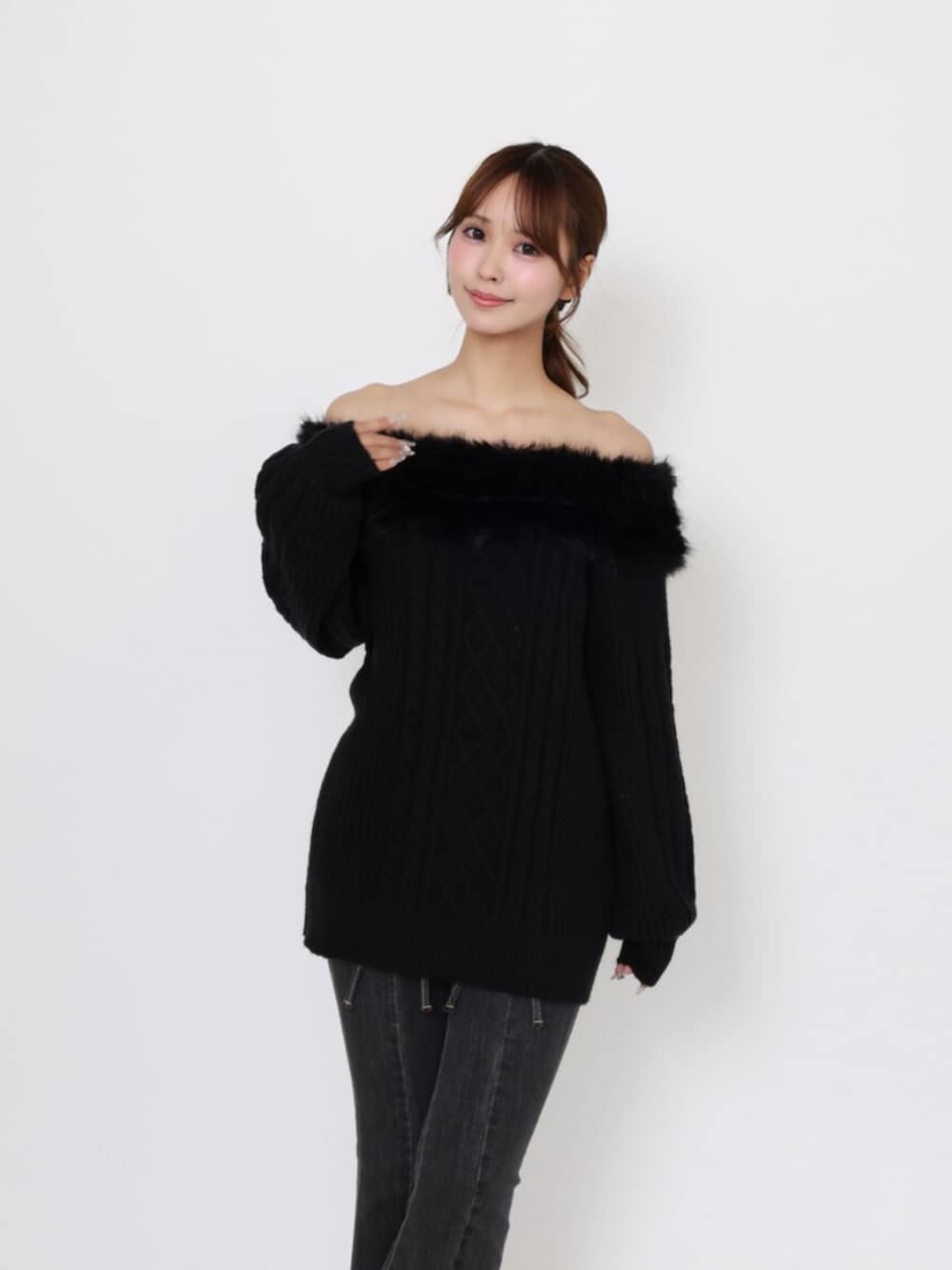 ブラック系のデニムパンツ、ブラック系のブーツ、ブラック系のニット/セーターを着用したレディースの秋コーディネートの5枚目の写真