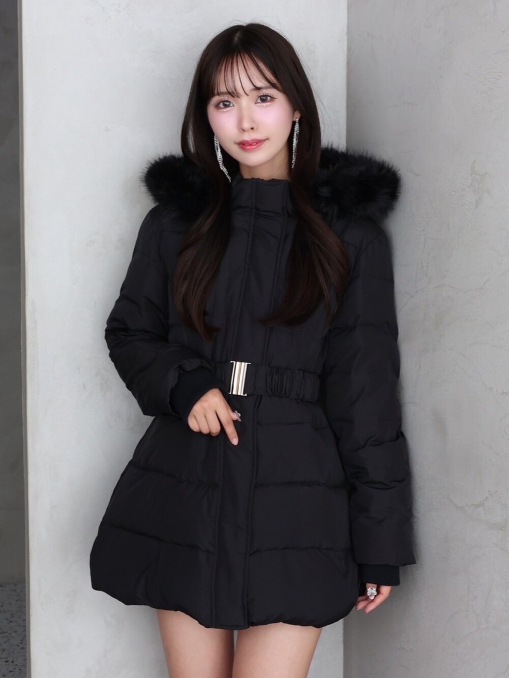 ブラック系のダウンジャケット/コート、ブラック系のブーツを着用したレディースの秋コーディネートの5枚目の写真