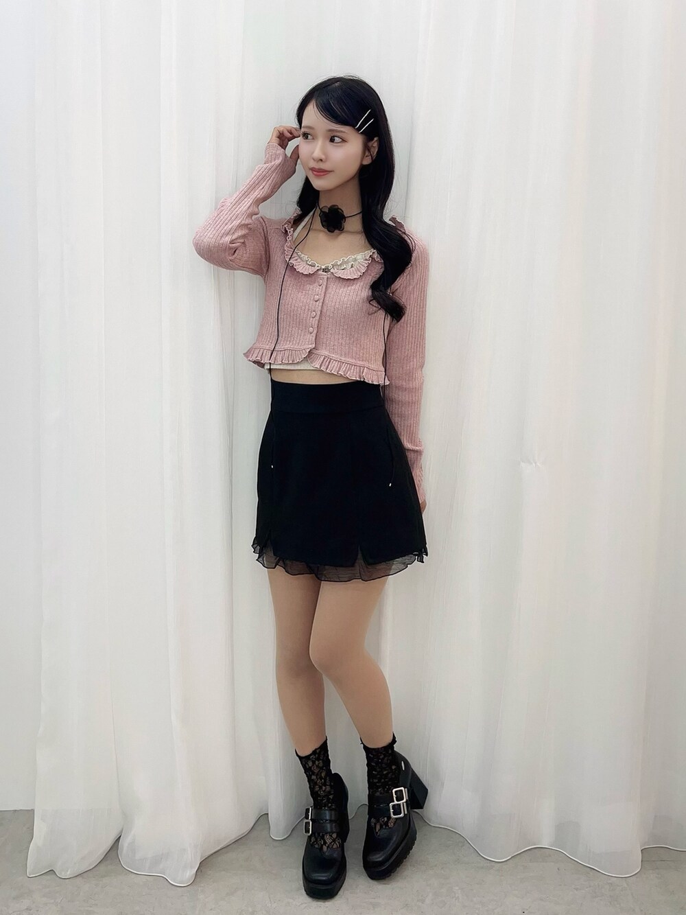 ピンク系のTシャツ/カットソー、ブラック系のスカート、ブラック系のパンプスを着用したレディースの冬コーディネートの2枚目の写真