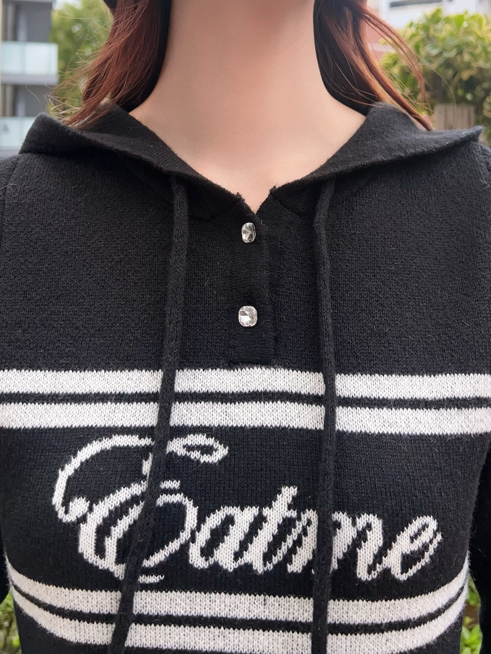 ブラック系のブーツ、ブラック系のワンピース、ブラウン系のショルダーバッグを着用したレディースの秋コーディネートの7枚目の写真