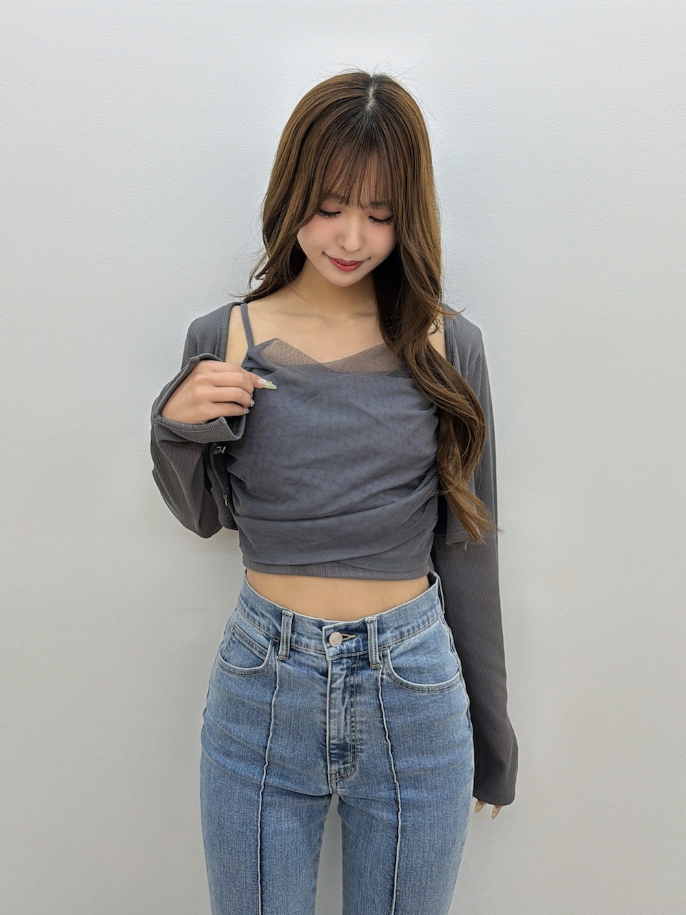 ブルー系のデニムパンツ、グレー系のTシャツ/カットソー、ホワイト系のサンダルを着用したレディースの春コーディネートの5枚目の写真