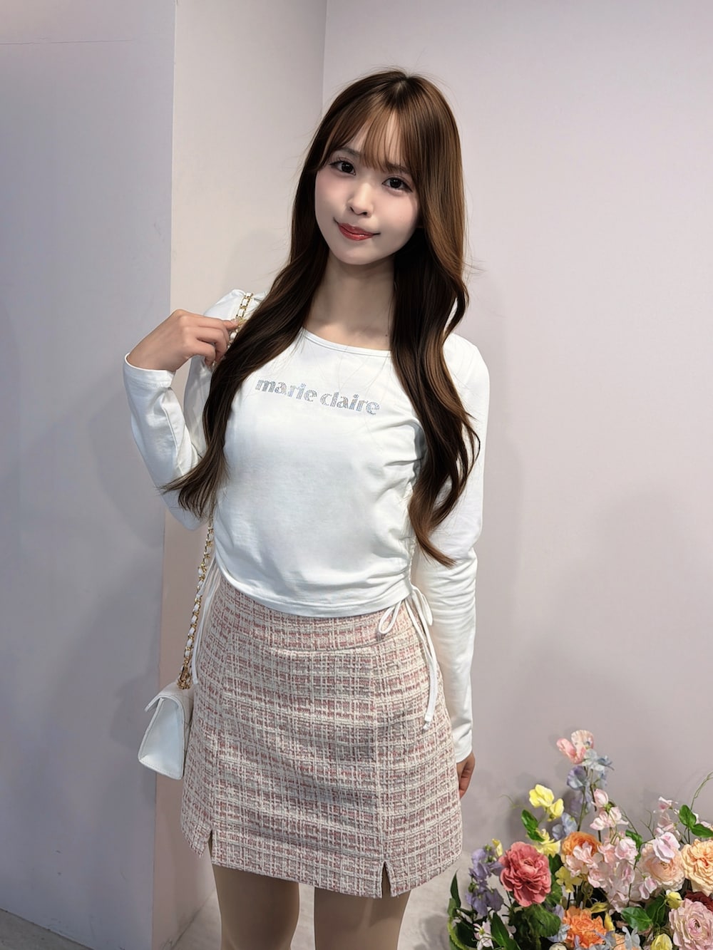 ホワイト系のTシャツ/カットソー、ピンク系のスカート、ホワイト系のサンダルを着用したレディースの冬コーディネートの5枚目の写真