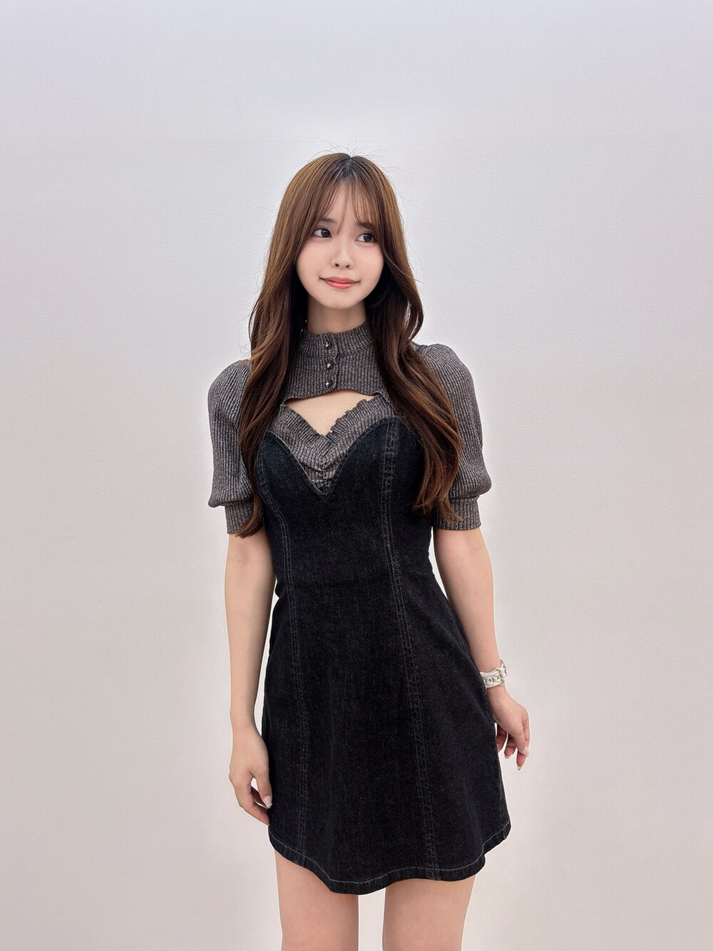 ブラック系のワンピース、グレー系のTシャツ/カットソー、ブラック系のサンダルを着用したレディースの夏コーディネートの7枚目の写真