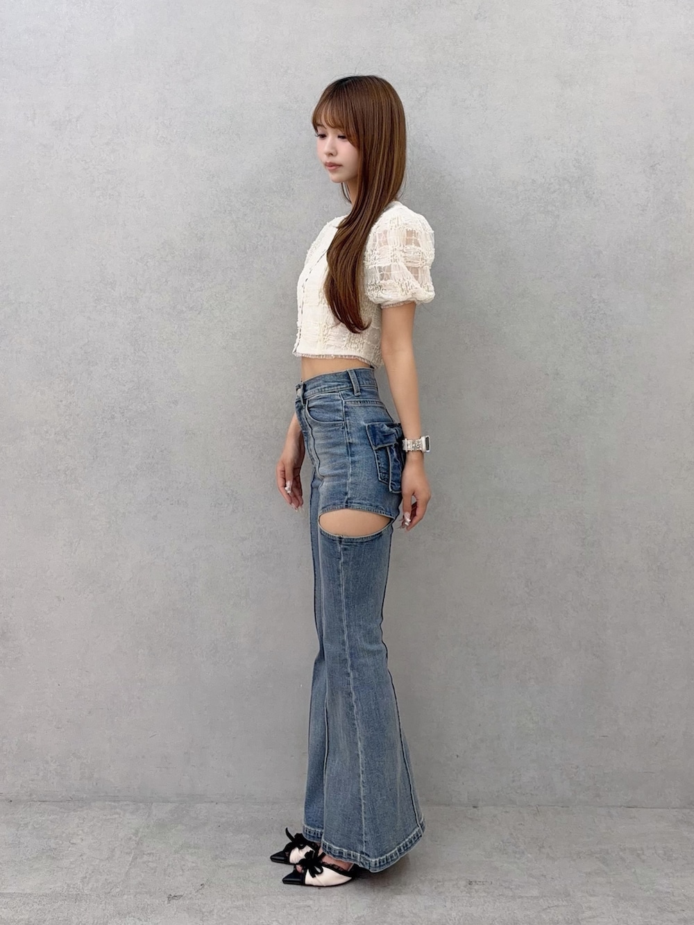 ブルー系のデニムパンツ、ホワイト系のシャツ/ブラウスを着用したレディースの夏コーディネートの3枚目の写真