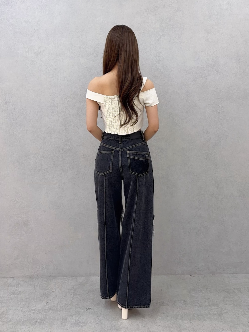 ホワイト系のシャツ/ブラウス、ブラック系のデニムパンツ、ホワイト系のサンダルを着用したレディースの春コーディネートの4枚目の写真