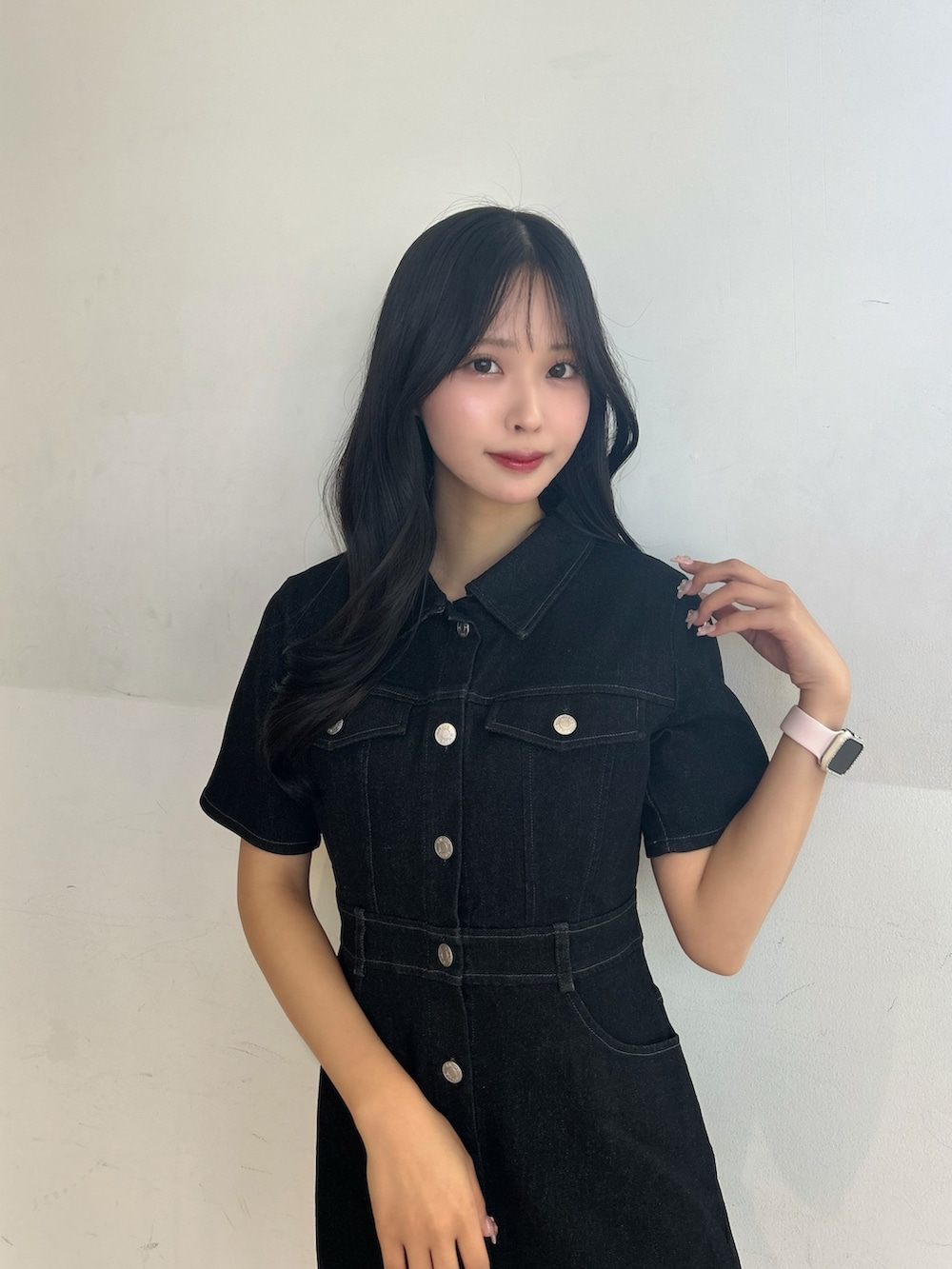 ブラック系のワンピース、ブラック系のローファー、ベージュ系のショルダーバッグを着用したレディースの春コーディネートの5枚目の写真