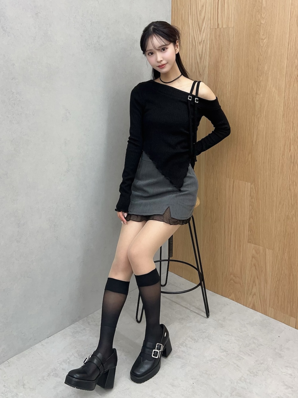 ブラック系のTシャツ/カットソー、グレー系のスカート、ブラック系のパンプスを着用したレディースの冬コーディネートの2枚目の写真