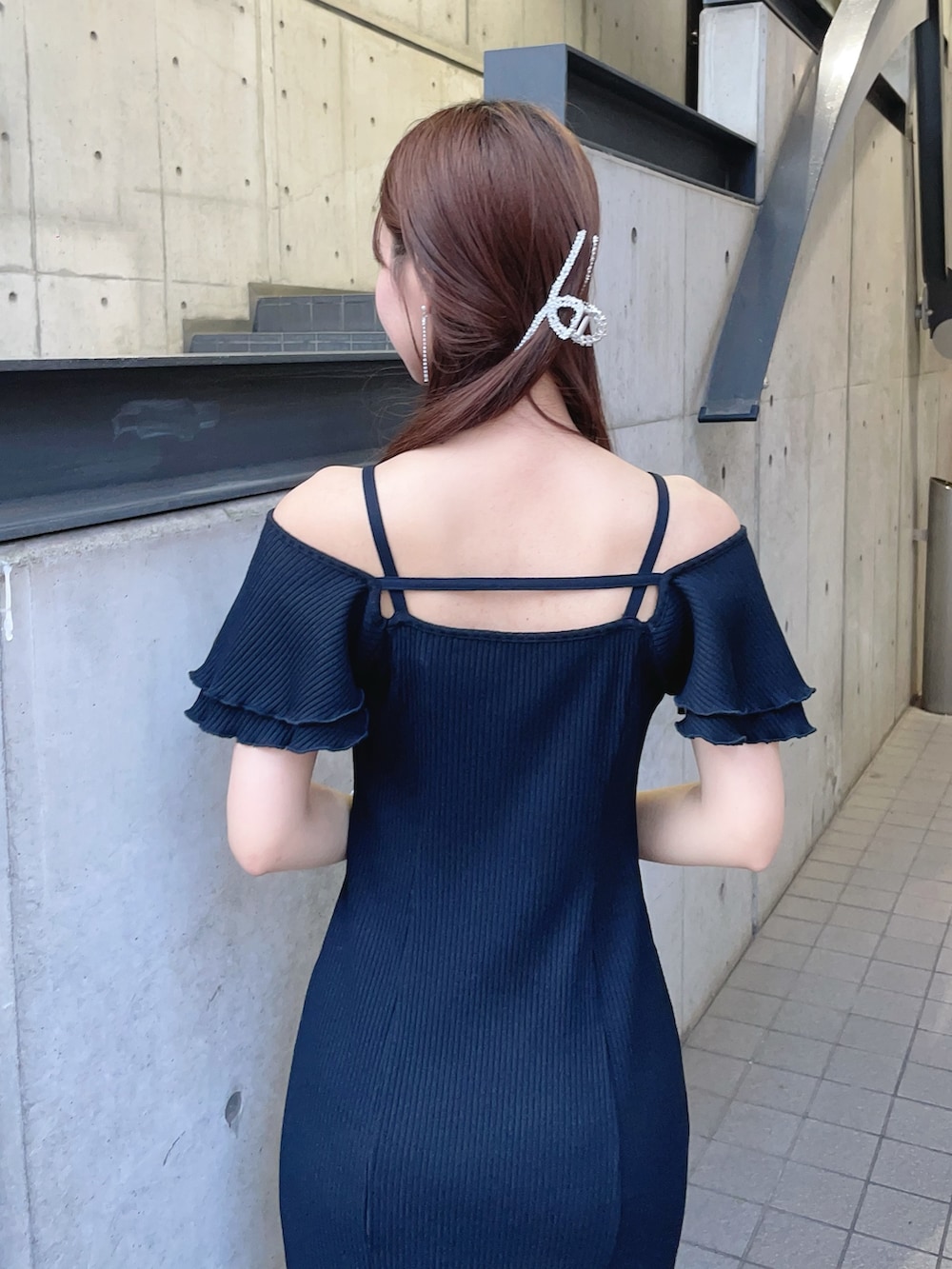 ブラック系のワンピース、ブルー系のハンドバッグ、シルバー系のピアス（両耳用）を着用したレディースの夏コーディネートの4枚目の写真