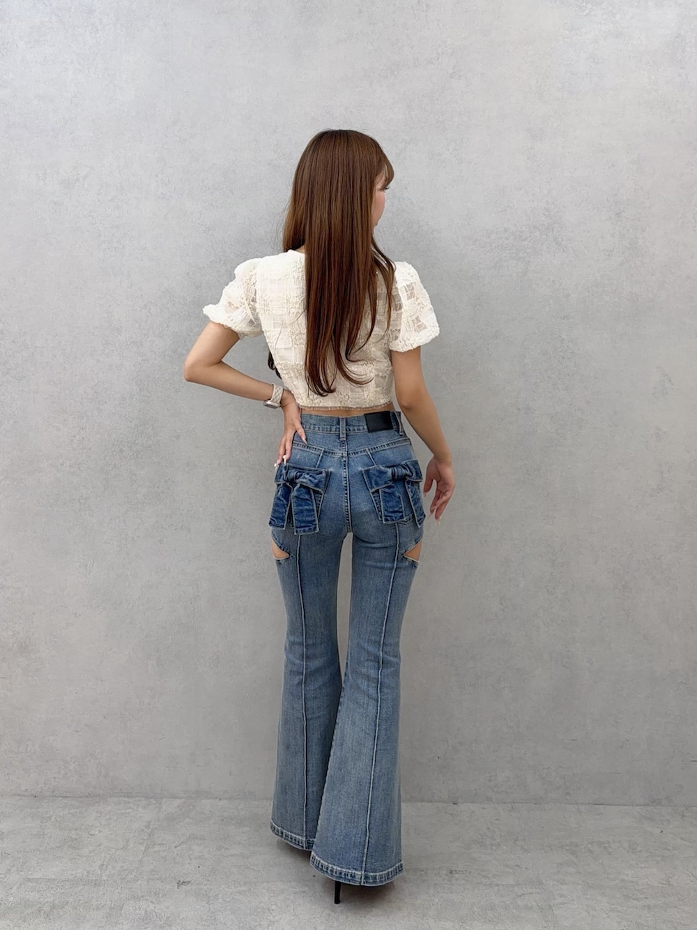 ブルー系のデニムパンツ、ホワイト系のシャツ/ブラウスを着用したレディースの夏コーディネートの4枚目の写真