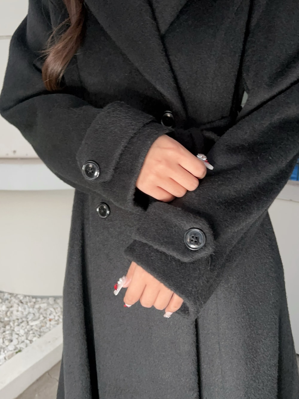 ブラック系のその他アウター、ブラック系のブーツを着用したレディースの冬コーディネートの8枚目の写真