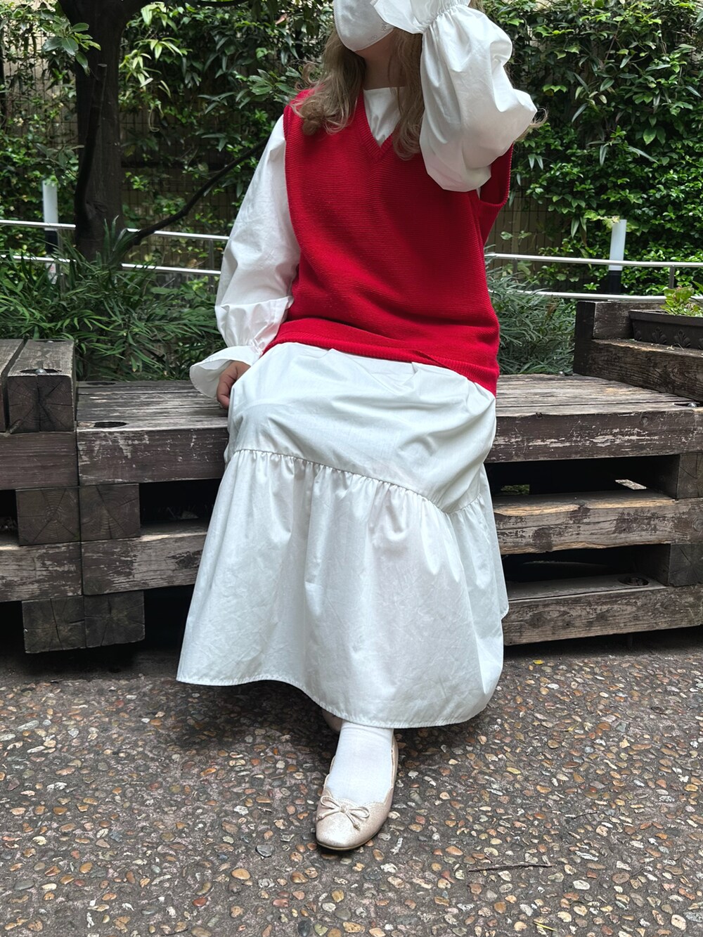 レッド系のベスト、ホワイト系のワンピース、ピンク系のバレエシューズを着用したレディースの夏コーディネートの2枚目の写真