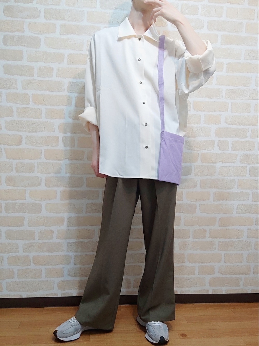 グリーン系のスラックス、ホワイト系のシャツ/ブラウス、グレー系のスニーカーを着用したメンズの春コーディネートの3枚目の写真